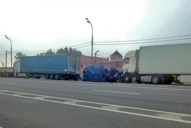 Двое погибли в массовом ДТП с участием большегрузов на трассе М-1 в Смоленской области
