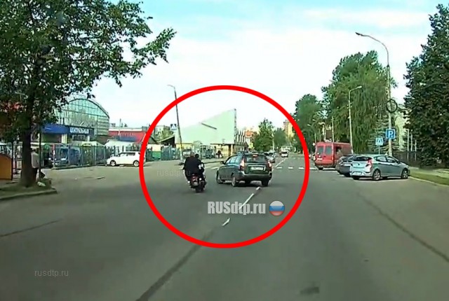 Столкновение мотоцикла и автомобиля в Великом Новгороде зафиксировал видеорегистратор
