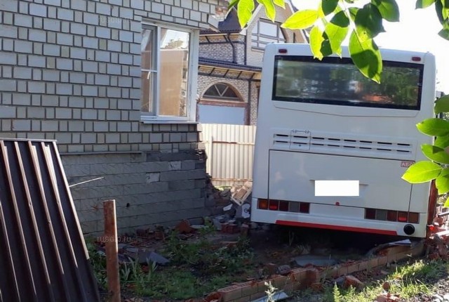 В Каневской после столкновения с автомобилем автобус врезался в жилой дом