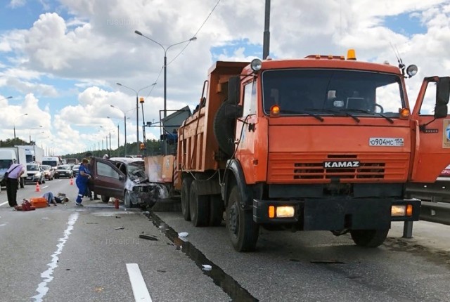 «Лада Ларгус» с людьми врезался в дорожную технику на Симферопольском шоссе