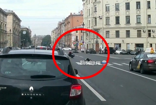 Мотоциклист сбил женщину на Суворовском проспекте в Петербурге