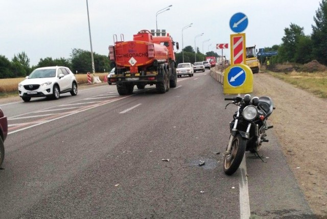 Пьяный мотоциклист с двумя пассажирками совершил ДТП в Краснодаре