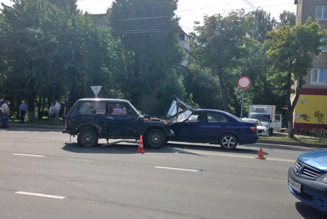Восемь автомобилей столкнулись на улице Шевченко в Смоленске. ВИДЕО