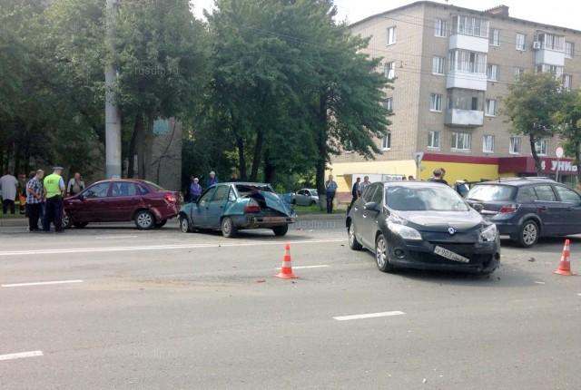 Восемь автомобилей столкнулись на улице Шевченко в Смоленске. ВИДЕО