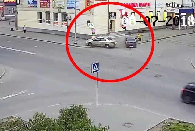 В Петрозаводске два автомобиля сбили дорожный знак и светофор