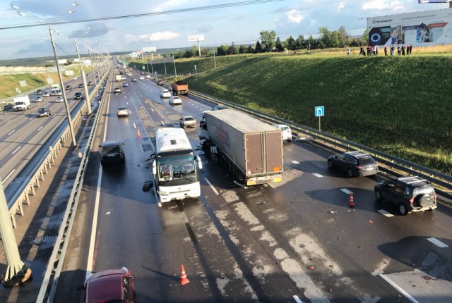 Водитель фуры погиб в ДТП с автобусом на Новорижском шоссе