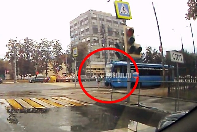 Наезд трамвая на пешехода в Москве запечатлел видеорегистратор