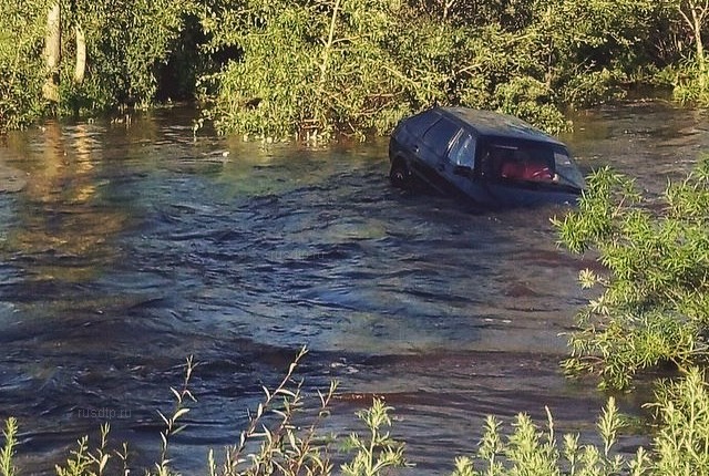 В Чите автолюбитель едва не утонул, пытаясь спасти свой автомобиль