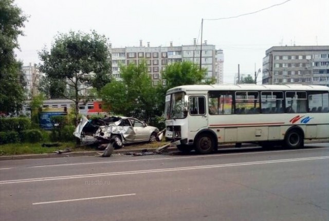 В Красноярске пьяный водитель на «Тойоте» врезался в автобус