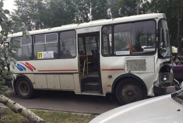 В Красноярске пьяный водитель на «Тойоте» врезался в автобус