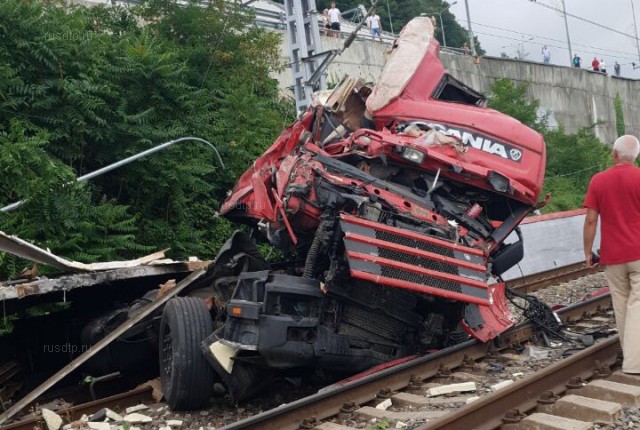 В Сочи грузовик пробил ограждение и упал на железнодорожные пути