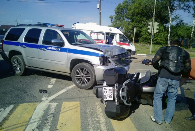 В Балашихе внедорожник с раскраской ДПС столкнулся с мотоциклом