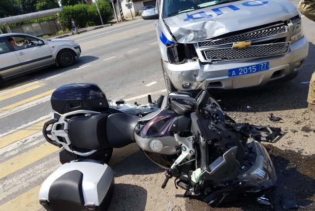 В Балашихе внедорожник с раскраской ДПС столкнулся с мотоциклом