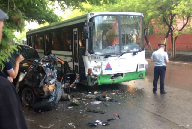 На улице Аккумуляторной в Тюмени в ДТП с автобусом погиб человек