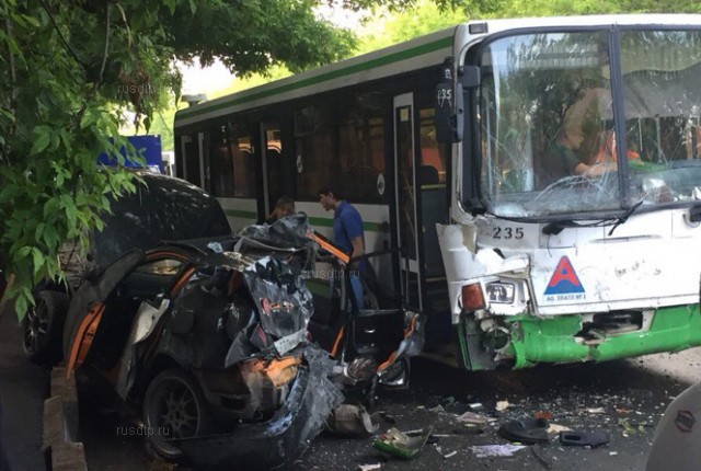На улице Аккумуляторной в Тюмени в ДТП с автобусом погиб человек