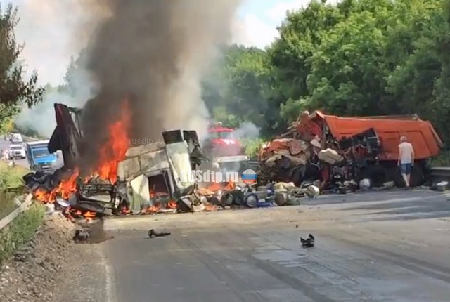 Водители грузовиков погибли в огненном ДТП под Самарой. ВИДЕО