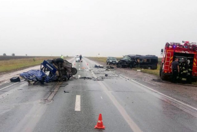 В Оренбургской области в ДТП с участием автомобиля и микроавтобуса один человек погиб и 9 пострадали