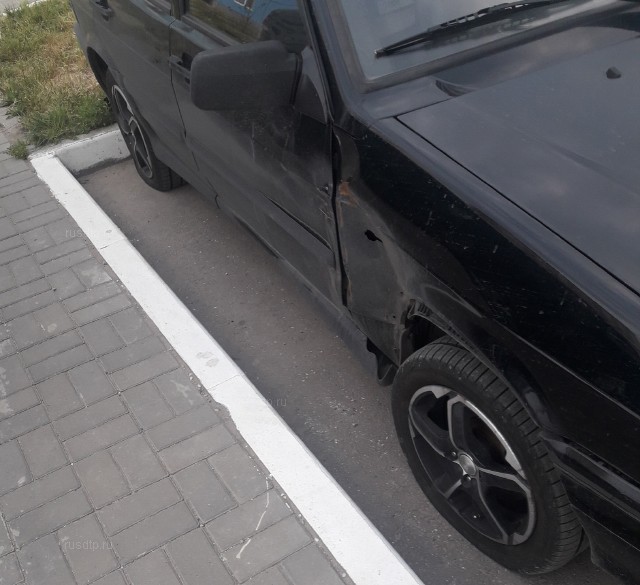 В Ульяновске неизвестные повредили десятки автомобилей во дворе