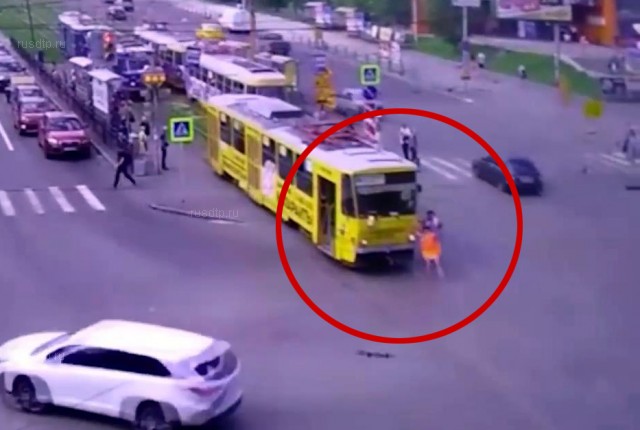 В Екатеринбурге вагоновожатая пыталась руками остановить покатившийся трамвай