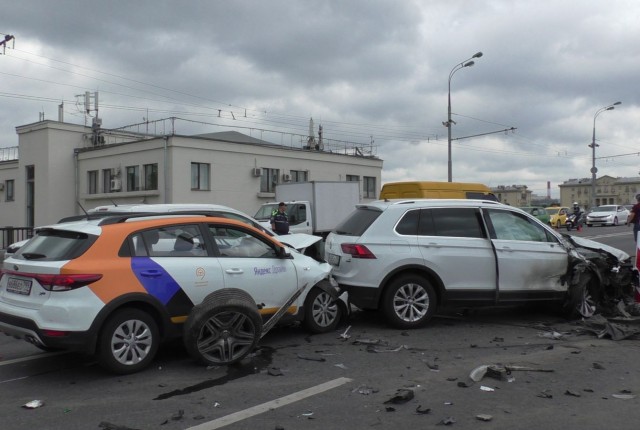 Семь автомобилей столкнулись на Крымском мосту в Москве