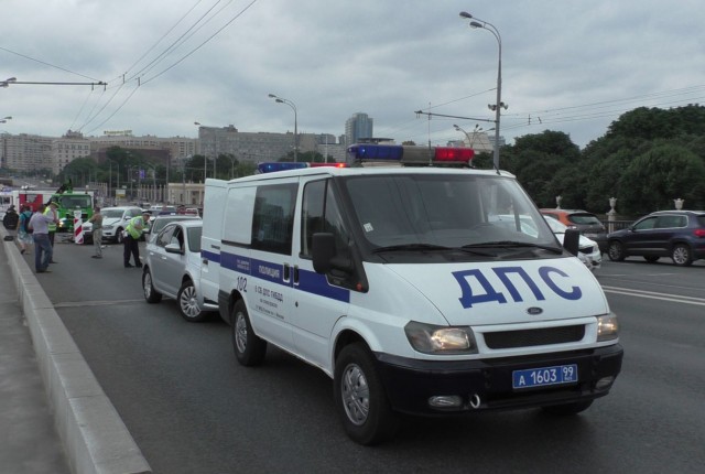 Семь автомобилей столкнулись на Крымском мосту в Москве