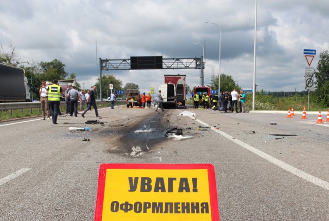 В Житомирской области в ДТП с участием маршрутки и грузовика погибли 11 человек