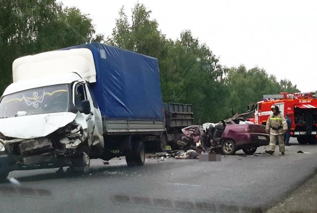 Водитель и пассажир ВАЗа погибли в ДТП на трассе М-7 в Чувашии