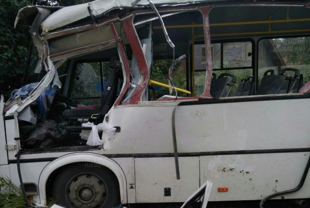 Три человека погибли в ДТП с участием грузовика и маршрутки под Петербургом