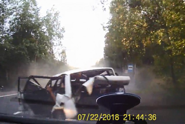 В Петербурге водитель совершил массовое ДТП и спрятался в лесу