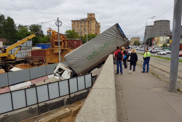 Грузовик упал с эстакады на шоссе Энтузиастов