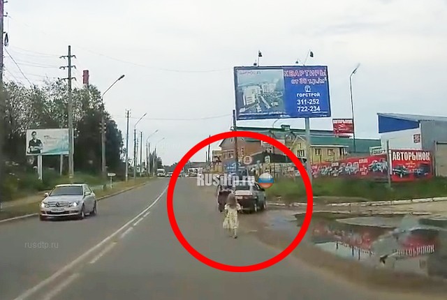 В Сыктывкаре маленькая девочка на ходу выпала из автомобиля