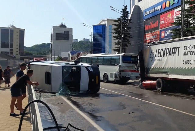 Массовое ДТП с участием грузовика и трех автобусов произошло в Туапсе
