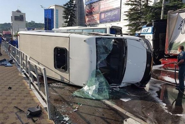 Массовое ДТП с участием грузовика и трех автобусов произошло в Туапсе