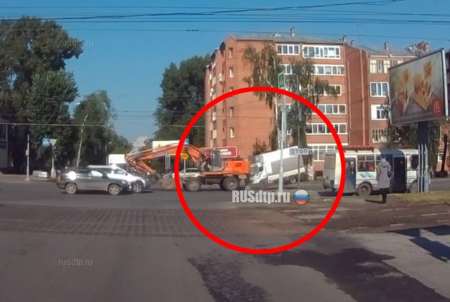 В Томске грузовик столкнулся с экскаватором. ВИДЕО