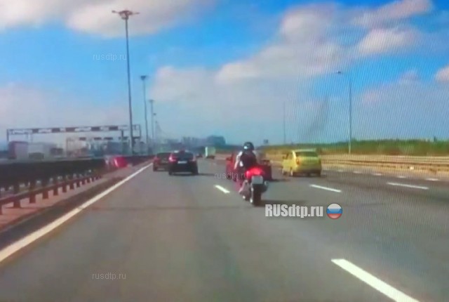 Такси и мотоцикл столкнулись на КАД в Петербурге. Видео