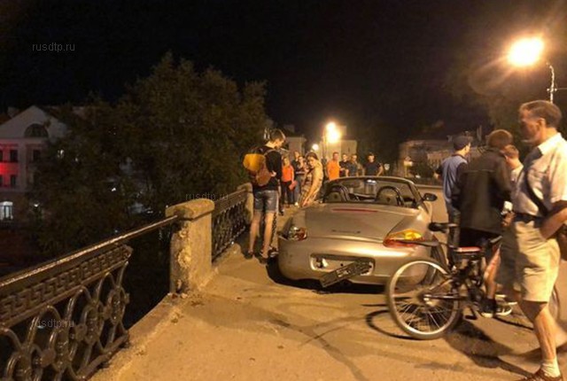 В Пскове девушка на спорткаре повредила ограждение старинного моста. ВИДЕО