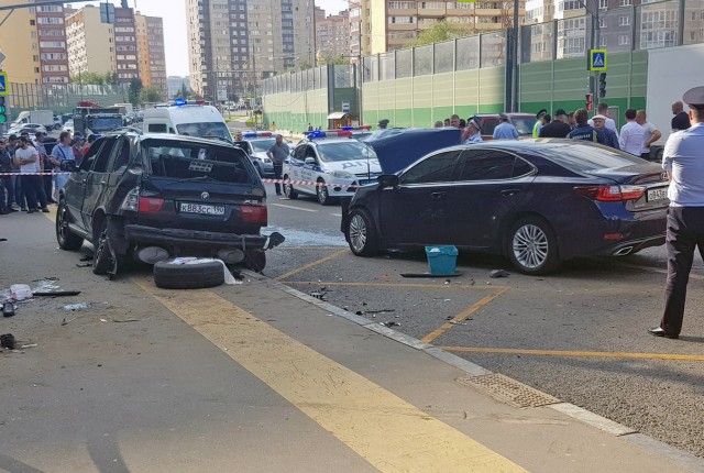 В Коммунарке в результате ДТП пьяный водитель сбил троих пешеходов. ВИДЕО