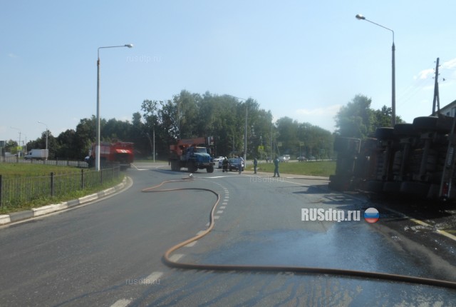 Грузовик с соляной кислотой перевернулся на трассе М-7 в Чувашии. ВИДЕО