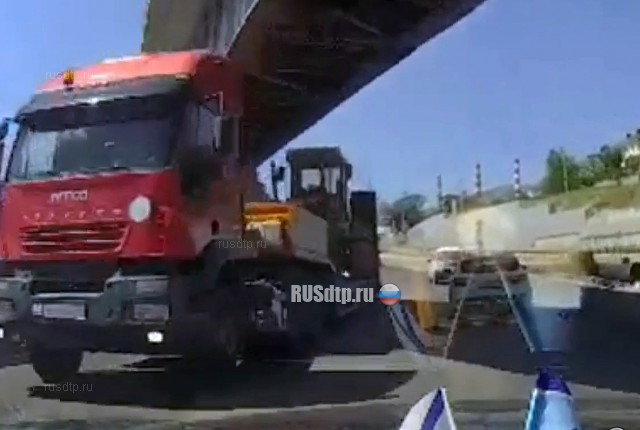 Грузовик с экскаватором не смог проехать под мостом на Сухумском шоссе