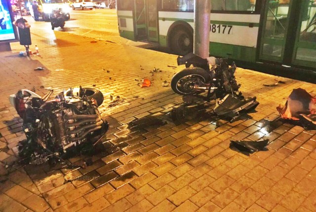 На Бережковской набережной мотоциклист насмерть сбил пешехода и врезался в автобус