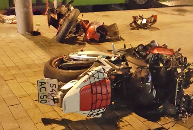 На Бережковской набережной мотоциклист насмерть сбил пешехода и врезался в автобус