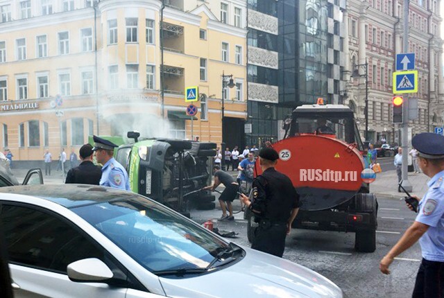 Камера наблюдения запечатлела момент огненного ДТП в Москве