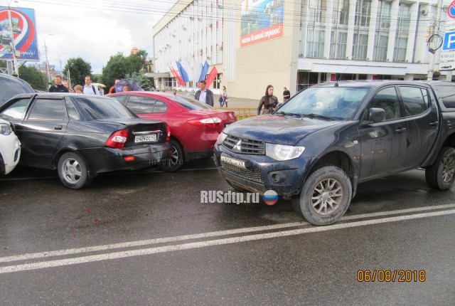 В Кирове потерявший сознание водитель BMW протаранил 5 машин. ВИДЕО