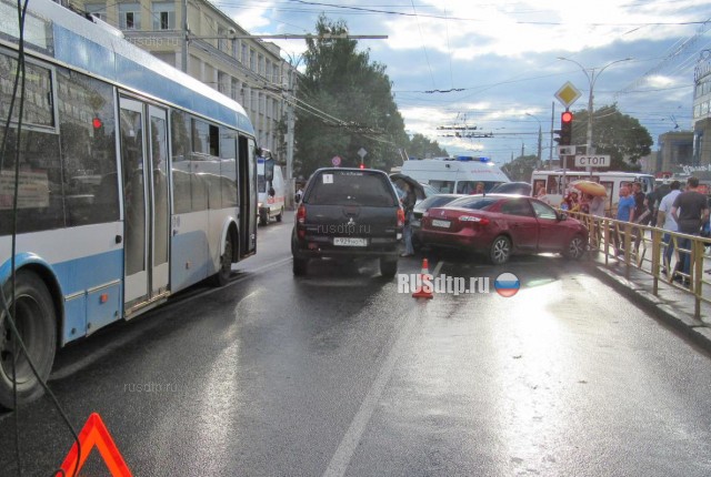 В Кирове потерявший сознание водитель BMW протаранил 5 машин. ВИДЕО