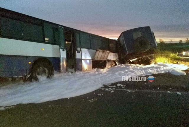 Под Сургутом в ДТП с участием автобуса и грузовика погиб человек