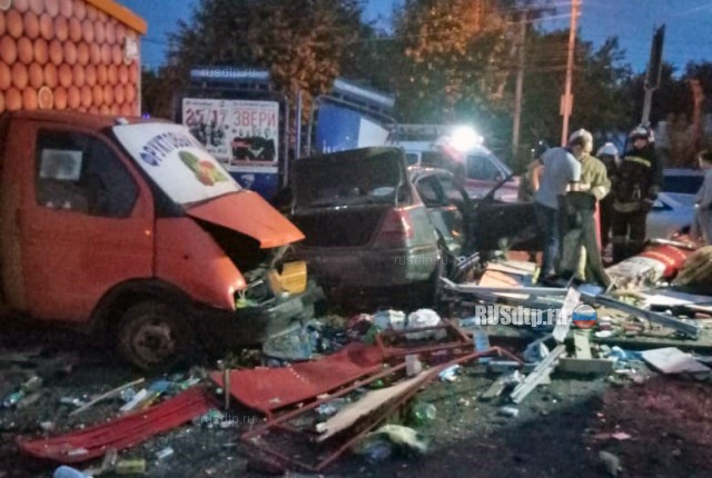 В Новосибирске лихач на «Мерседесе» разнёс несколько киосков и насмерть сбил пешехода