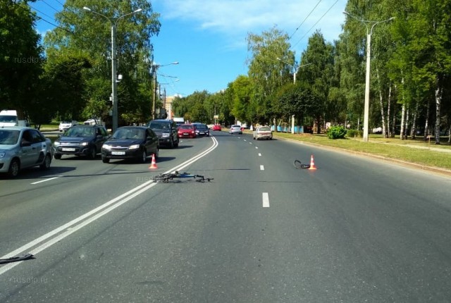 В Чебоксарах иномарка сбила велосипедиста. ВИДЕО