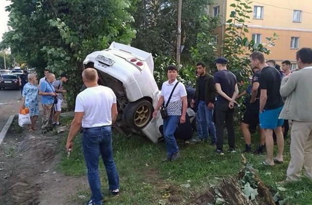 Nissan Skyline намотало на дерево в Красноярске