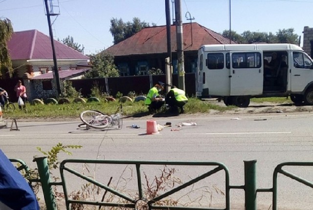 КАМАЗ насмерть сбил велосипедистку в Рубцовске. ВИДЕО