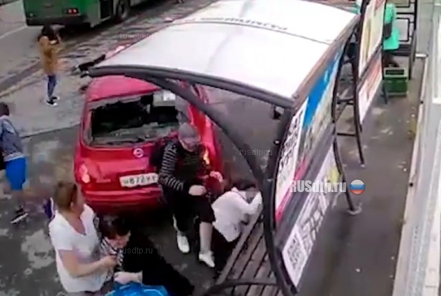 В Екатеринбурге женщина на «Ниссане» перепутала педали и врезалась в остановку с людьми